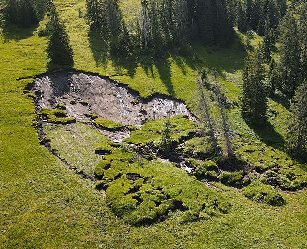Image prise par un drone d'un glissement de terrain dans la vallée d'Alptal, juillet 2021. (Photo: Florian Lustenberger)