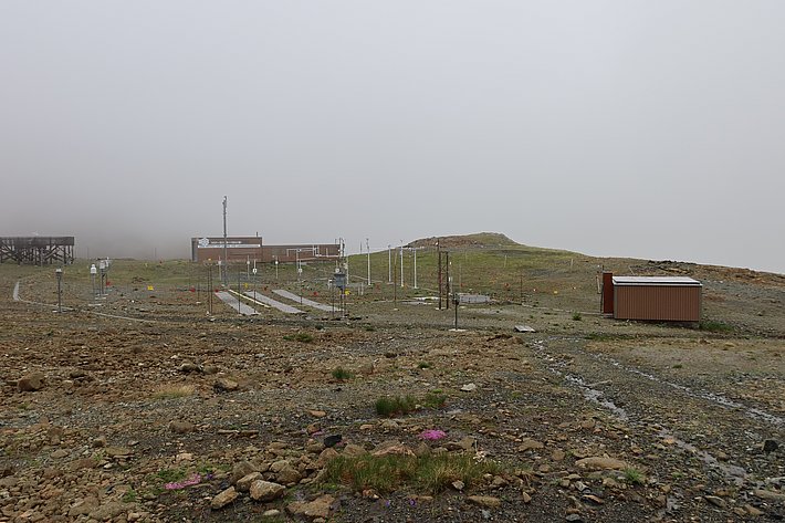 … zum Versuchsfeld Weissfluhjoch. (Foto: Jochen Bettzieche / SLF)