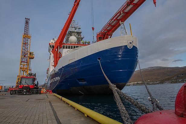 Beladen der "Polarstern" im Hafen von Tromsø (AWI / Esther Horvath, CC-BY 4.0)