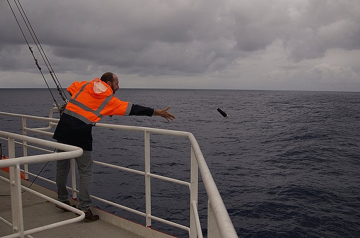 Auf der Überfahrt wird alle zwei Stunden eine Messung der Wassertemperatur bis in eine Tiefe von 900 m gemacht. Das Messgerät wird von einem Mann über Board geworfen. Es ist mit einem dünnen Draht zum Schiff verbunden. Sinkt bis 900 m tief und liefert die Wassertemperatur in Abhängigkeit der Tiefe.