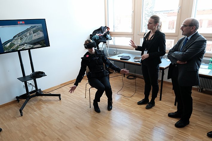 Fly Jacket - eine seltsame Jacke - wird von einer Frau vorgeführt