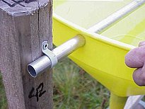 Befestigung der Drehachse am Holzträger.