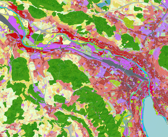 Vom Satellitenbild (oben) wird die Landbedeckung abgeleitet. Dabei werden die Daten zu Landbedeckung und -nutzung durch verschieden eingefärbte Flächen dargestellt (z.B. Siedlung, Baumkronendichte, Landwirtschaft). Quellen: EUA, WSL, BAFU 