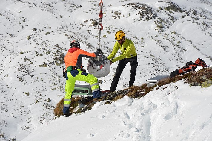 Deposition of the rock onto the release platform.