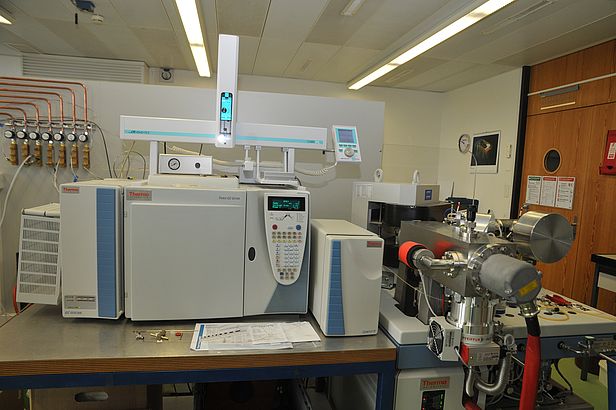 Blick in unser Isotopenlabor: Rechts ist das Massenspektrometer zu sehen, links das Gerät zur Auftrennung der Komponenten.