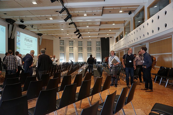 Die Vorträge und das Podium sind zu Ende. Foto: R. Buchmüller