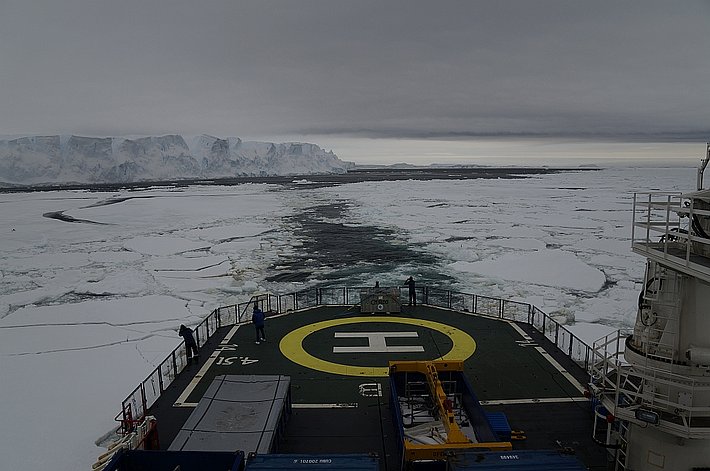 Der Eisbrecher bahnt sich einen Weg durch das nicht allzu kompakte Meereis.