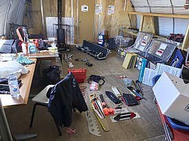 Auslegen, trocknen und einpacken vom Forschungsmaterial. Packen dauert einfach immer länger als man denkt. (Foto: Matthias Jaggi / SLF)