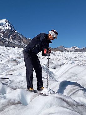 Daniel Farinotti installiert eine automatische Kamera für das Gletschermonitoring auf dem Gornergletscher. Foto: Kelsea Brennan-Wessels