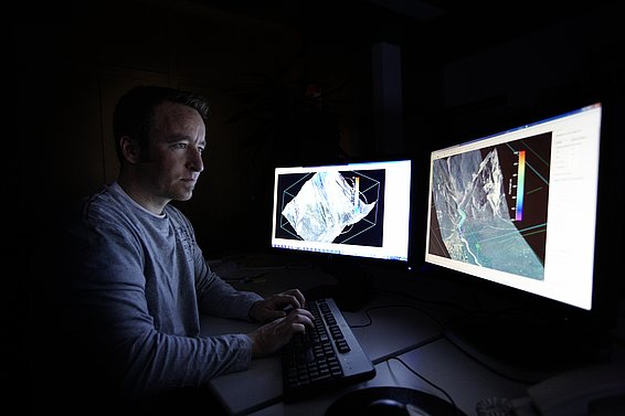 SLF researchers in front of mountain animation. Photo: Ralph Feiner