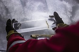 Ein Teil eines Eiskerns aus dem Bohrloch, das die Forschenden in das Eis bohrten. Foto: Lukasz Larsson Warzecha / LWimages (released under a full buy-out/non commercial option)