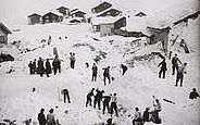 Das Bild zeigt Rettungsarbeiten im Lawinenwinter 1950/51, der 98 Todesopfer in der Schweiz forderte. In Vals GR (Bild) wurden 30 Menschen verschüttet, davon starben 19.