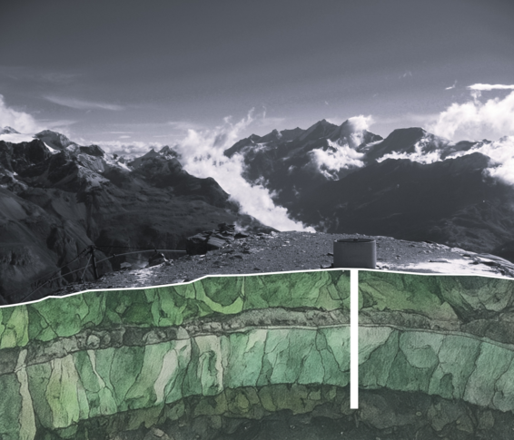 Schwarz-weiße Panoramaaufnahme einer Berglandschaft mit wolkenverhangenen Gipfeln im Hintergrund. Im Vordergrund ist eine geologische Querschnittsdarstellung eines Bohrlochs zu sehen, das vertikal durch verschiedene Gesteinsschichten führt, die in unterschiedlichen Grüntönen dargestellt sind.