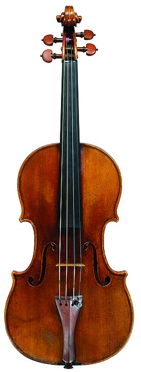 Eine Hölzerne Violine mit vier Saiten, die an einem F-Hole-Korpus befestigt sind. Die Kopfplatte zeigt die Wirbel und den Sattel. Der Korpus hat eine schöne, warme Färbung und eine glatte Oberfläche. Es ist eine echte Stradivari-Geige von 1715. Mit freundlicher Genehmigung des Violonenmuseums in Cremona. 