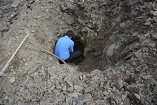 Permafrost wird aus einer Tiefe von 1.60 m in die oberste, aktive Bodenschicht transplantiert, um zukünftiges Auftauen von Permafrost zu erforschen. Photo: Beat Stierli (WSL)