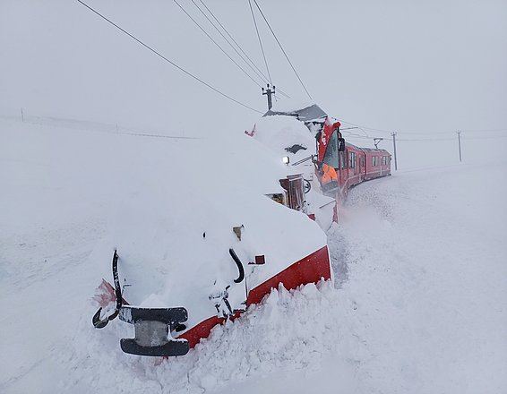 Der Morgenzug der Berninabahn kämpft sich am 29. März mit vorgespanntem Spurpflug durch den Triebschnee über den Berninapass. (Foto: Ernst Demonti)