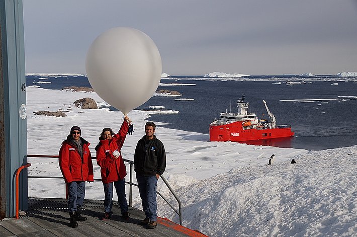 Täglich wird ein Wetterballon losgelassen, um die Temperatur, Luftfeuchtigkeit und den Druck in der Atmosphäre zu messen. Freiwillige dürfen das Loslassen des Ballones übernehmen, wofür es dann ein Zertifikat gibt.