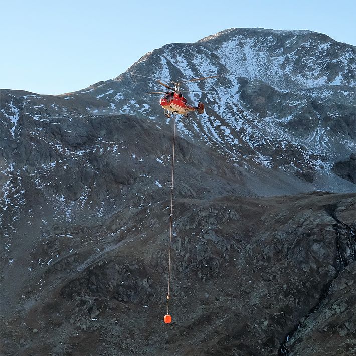 Large-scale experiment with a 2670 kg rock transporte by a Kamov helicopter.