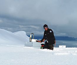 Frau mit technischem Gerät im Schnee