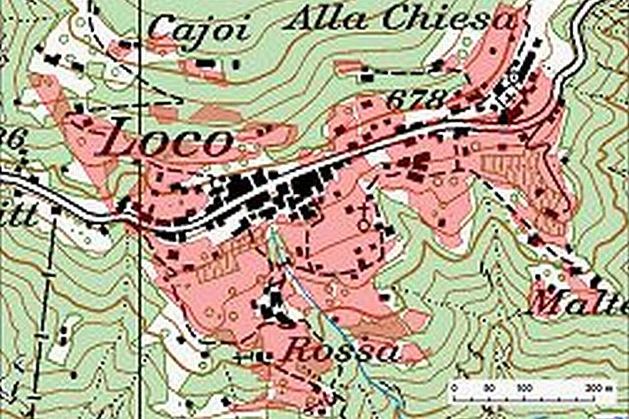 Topografische Karte von Loco mit Höhenlinien, Gebäuden und Straßen, Maßstab 1:1500
