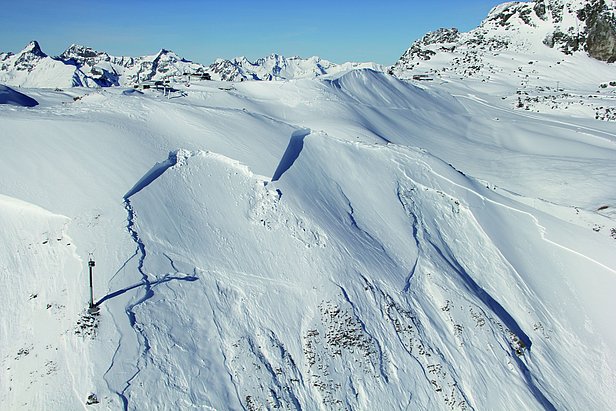 Skigebiet Samnaun (GR), Anriss aufgrund einer Sprengung (Foto: G. Darms, 23.01.2018). Im Winter 2017/18 wurden in der Schweiz rund 160 Tonnen Lawinensprengstoff verwendet - rund 1,5 mehr als üblich.