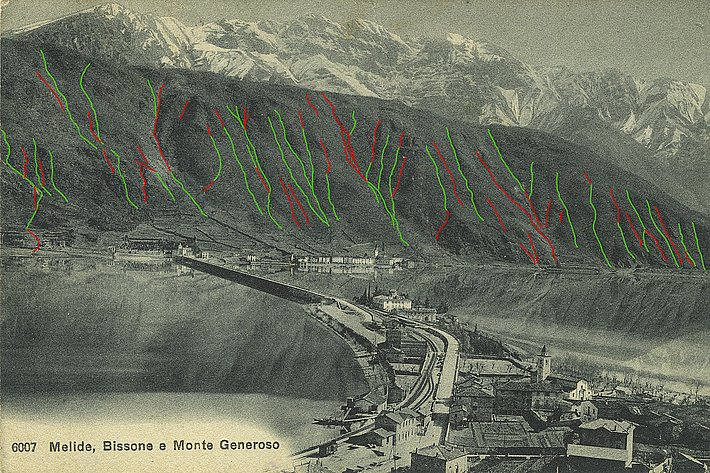 Berglandschaft bei Melide und Bissone mit Monte Generoso im Hintergrund, grüne und rote Linien markieren halbnatürliche Rinnen mit unterschiedlicher Sicherheit