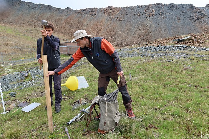 Eine weitere, grössere Falle daneben erfordert schweres Werkzeug, … (Foto: Jochen Bettzieche / SLF)