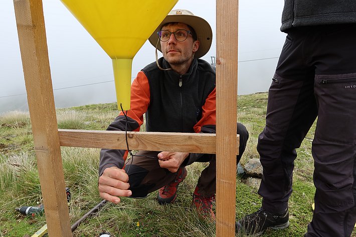 … und zurren ihn fest. (Foto: Jochen Bettzieche / SLF)