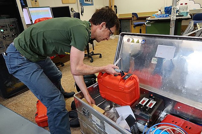 … verschwinden ebenfalls in der Kiste. (Foto: Jochen Bettzieche / SLF)