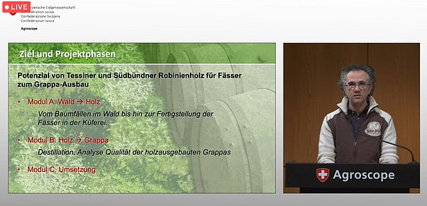 Bild: Projektleiter Mark Bertogliati (WSL) neben einer Folie mit den Projektphasen.