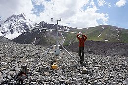 Stefan Fugger beim Einrichten unserer automatischen Wetterstation auf dem schuttbedeckten Kyzylsu-Gletscher. Foto: A. Jouberton