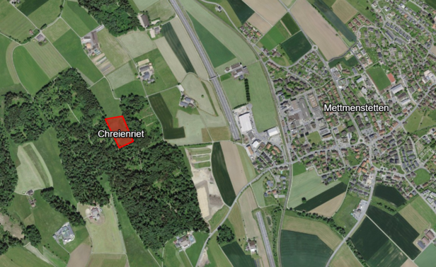 Luftaufnahme zeigt das Dorf Mettmenstetten rechts und das Gebiet Chreienriet links mit Feldern dazwischen