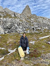 Fündig geworden am Kap Farvel, an der südlichsten Spitze von Grönland. Beat Frey (WSL) auf der Suche nach Plastikmüll (Foto: Christiane Leister)