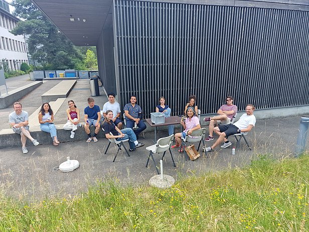 Mitglieder der Gruppe Phytopathologie vor dem Pflanzenschutzgebäude mit Eis.