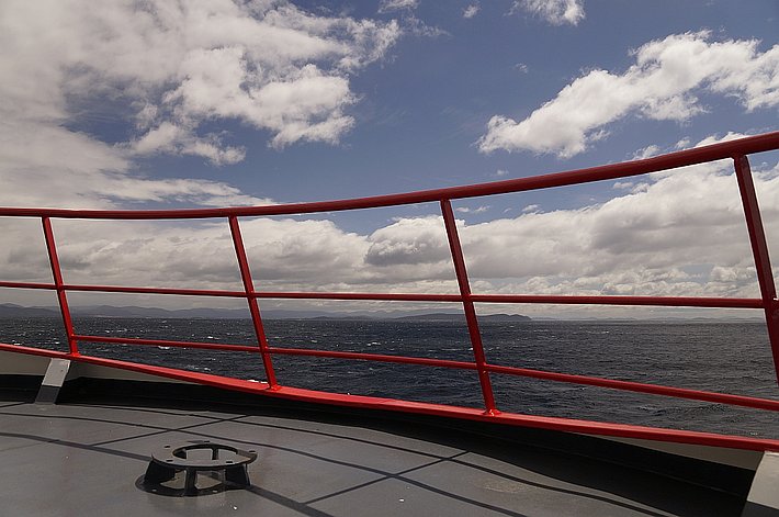 In der Ferne sieht man Tasmaninen. Der Wind ist schön warm und es riecht herrlich nach Eukalyptus.