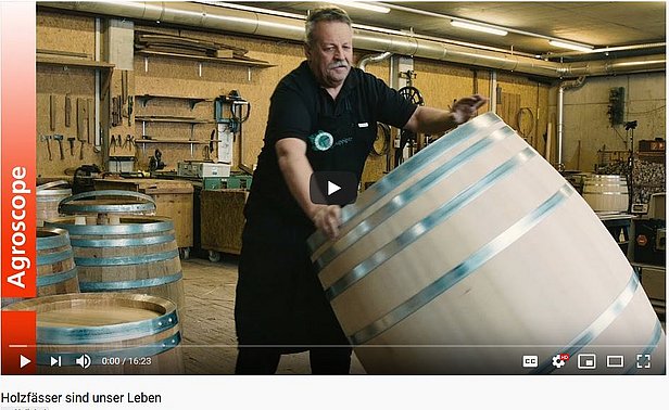 Roland Suppiger erzählt im Video, wie Holzfässer entstehen.