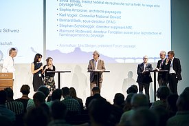Podiumsdiskussion zum Abschluss des Kongresses mit Raimund Rodewald, Geschäftsführer Stiftung Landschaftsschutz, Silvia Tobias, WSL, Sophie Ambroise, Landschaftsarchitektin, Urs Steiger, Präsident Forum Landschaft, Bernard Belk, Vizedirektor BLW, Stephan Scheidegger, stv. Direktor ARE und Karl Vogler, Nationalrat Obwalden