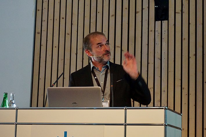 «Das Integrale Risikomanagement markiert einen neuen, umfassenden Umgang mit Naturgefahren», Josef Eberli, Gefahrenprävention BAFU. Foto: Rebecca Buchmüller  