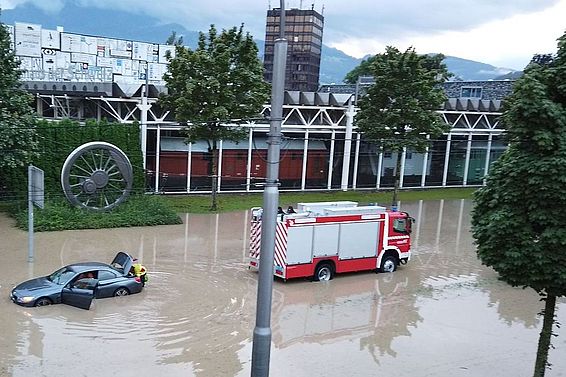 Heftige Gewitter am 1. und 2. Juli 2020 führten in der Region Luzern zu erheblichen Problemen, so auch an der Haldenstrasse beim Verkehrshaus in Luzern.