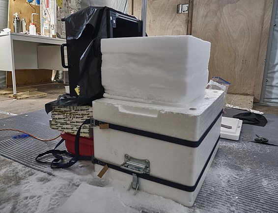Improvisation, um den SnowImager am Schneeblock anwenden zu können. (Foto: Matthias Jaggi / SLF)