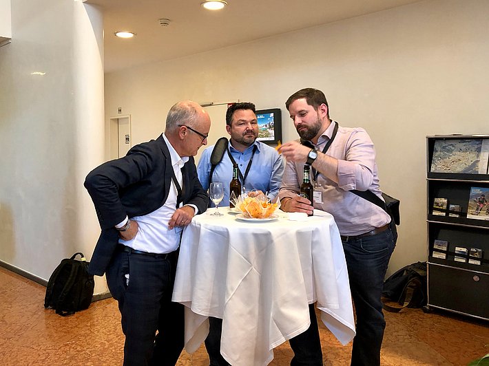 Abschlussgespräche beim Apéro. Foto: R. Buchmüller