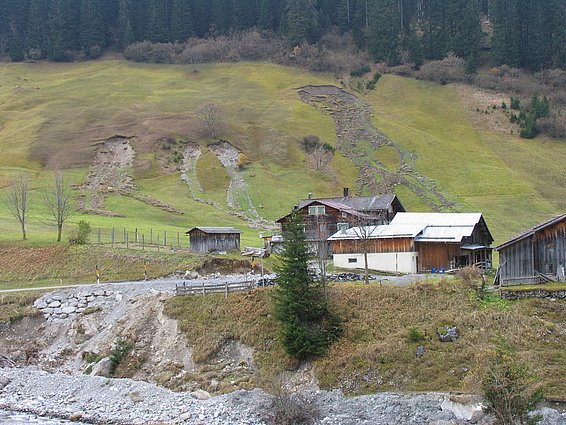 Bei Hangmuren verflüssigt sich der mit Wasser vollgesogene Boden regelrecht. Im Bild: St. Antönien (GR) nach den Unwettern 2005. (Foto: WSL)