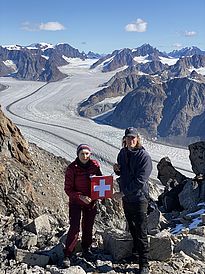 Christiane Leister (Initiantin und Leiterin der Expedition) und Julian Charrière (Schweizer Künstler, der uns für ein Kunstprojekt begleitete) besuchen Schweizerland, welches nach dem Schweizer Geophysiker und Arktisforscher Alfred de Quervain benannt wurde (Photocredit: Christiane Leister)