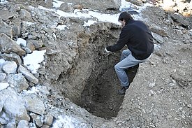Searching for microbes in the permafrost. (Photo: Beat Stierli)