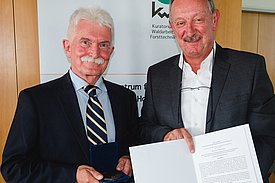 Oliver Thees (links) erhält anlässlich der 28. Mitgliederversammlung des Kuratoriums für Waldarbeit und Forsttechnik e.V. von dessen Vorsitzenden, Robert Morigl, die KWF-Medaille. 