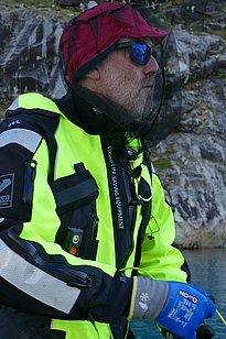 Je südlicher wir reisten, desto mehr plagten uns an Land oder in Ufernähe kleine Fliegen und Mücken. Michael Kühl (Universität Kopenhagen) schützte sich gegen die Plage mit einem Kopf-Moskitonetz während seiner Arbeiten. (Foto: Beat Frey)