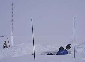 Tatkräftige Unterstützung beim Graben des letzten Schneeprofiles. Eigentlich musste ich nur Anweisungen geben und konnte in der Zwischenzeit die Messinstrumente vorbereiten. (Foto: Matthias Jaggi / SLF)