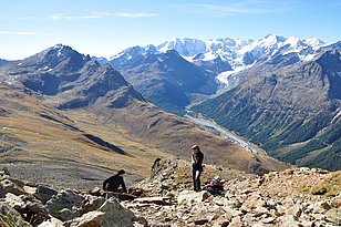Feldarbeit auf dem Muot da Barba Peider oberhalb Pontresina auf 3000 m über Meer. Permafrostboden werden in tieferen Bodenschichten für die Analyse entnommen. Foto: Beat Stierli (WSL)