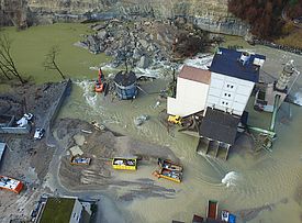 Blick von oben auf Überschwemmungen im Industriequartier der Gemeinde Werthenstei