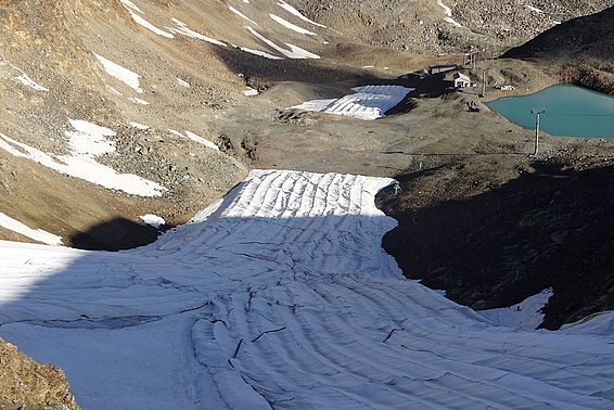 Der vor 10 Jahren fast verschwundene, sehr kleine Gletscher bei der Diavolezza (GR) wird im Sommer vollständig abgedeckt und hat dadurch wieder etwas an Dicke gewonnen. (Foto: Matthias Huss)